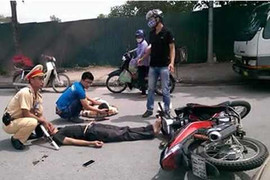 Hà Nội: Nam thanh niên lao xe vào tổ CSGT đang làm nhiệm vụ