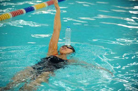 Ánh Viên trổ tài bơi ngửa giữ thăng bằng chai nước