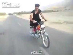 'Quái xế' trổ tài thất bại khiến chiếc xe tan nát