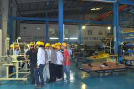 Sinh viên Bách khoa trải nghiệm thực tế tại nhà máy ô tô