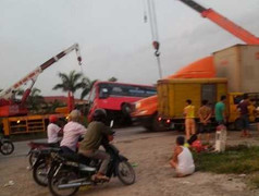 Xe giường nằm lộn một vòng trên đường, hành khách bị cướp giật