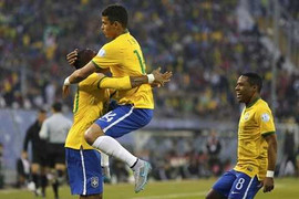 Vắng Neymar, Brazil vẫn giữ ngôi đầu bảng