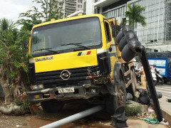 Bị xe tải tông khi dừng đèn đỏ, 2 vợ chồng bất tỉnh