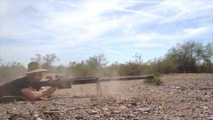 'Cục gạch' Nokia 3310 đối đầu với súng bắn tỉa