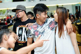 Phan Hiển ôm chặt Khánh Thi trong ngày sinh nhật