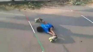 Thán phục cậu bé nằm rạp xuống đất trượt patin