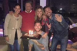 Sergio Ramos được gia đình động viên sang Man Utd