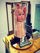 Em bé kẹt mắc kẹt trong ống nghiệm?