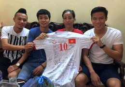 Công Phượng cùng đồng đội tới thăm VĐV Vũ Bích Hường