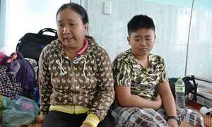 Lật xe kinh hoàng ở Quảng Nam: Đau xót bé trai bật khóc gọi bố trong viện