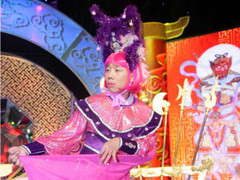 Trấn Thành khiến khán giả 'sốc toàn tập' với tóc hồng