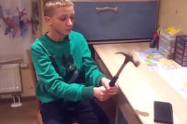 Clip: Dùng búa đập vỡ smartphone để gây ấn tượng với bạn bè