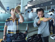 Hành khách uống cạn chai rượu kích dục vì không được mang lên máy bay