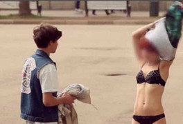 Dùng tiền dụ phụ nữ lột đồ, thiếu gia bệnh hoạn bị đánh tơi tả