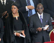 Vợ Tổng thống xứ 'tỷ phú chết đói': Chi triệu đô mua hàng hiệu, nổi tiếng 'cắm sừng' chồng