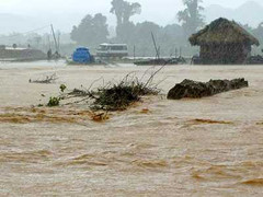 Mưa lũ làm ngập xe khách, 30 người đập cửa thoát thân