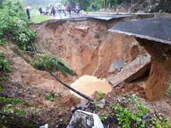 Hố 'tử thần' rộng 100 m2 chia cắt tuyến huyết mạch Lai Châu - Lào Cai