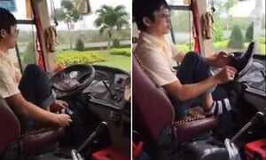 Clip: Bác tài ‘bá đạo’ vừa lái xe vừa… xỏ giày
