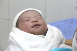 Bé trai sơ sinh bị vứt cạnh bụi tre còn nguyên dây rốn