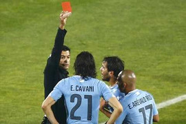 Bị đuổi 2 người, Uruguay chính thức thành cựu vương