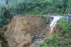 Sạt lở nghiêm trọng con đường độc đạo lên Tam Đảo, giao thông tắc nghẽn