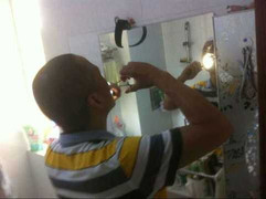 Người đàn ông tự 'phẫu thuật' cắt khối u trong miệng hơn 10 lần