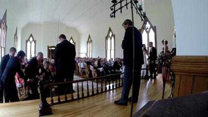 Phù rể ngất xỉu ngã dập mặt trong đám cưới