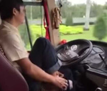 Thót tim xem tài xế vô tư vừa lái xe vừa đi tất xỏ giày