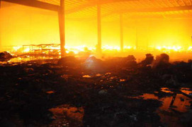 Hoả hoạn lớn trong đêm, cả khu nhà xưởng chìm trong biển lửa