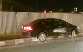 Nữ tài xế 'mắc cạn' trên cầu vì lao xe lên gờ bê tông