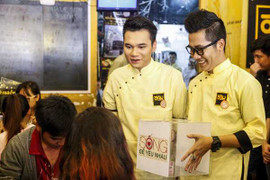 Khắc Việt đi làm bồi bàn gây quỹ từ thiện