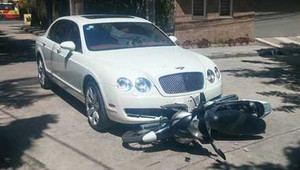 Hà Nội: Xế hộp tiền tỷ Bentley kéo lê xe máy trên phố