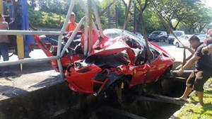 Siêu xe Ferrari 458 Speciale hư hỏng nặng sau tai nạn tại Malaysia