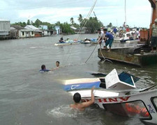 Tàu cao tốc va chạm sà lan, 3 người bị thương
