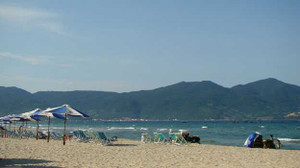 Quen qua Zalo, hiếp dâm nữ du khách trên bãi biển