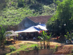 Vợ nói nặng lời, chồng treo cổ tự tử trong bếp