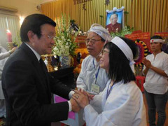 Chủ tịch nước Trương Tấn Sang viếng giáo sư Trần Văn Khê