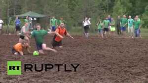 Video: Người Nga bì bõm lội bùn chơi bóng đá