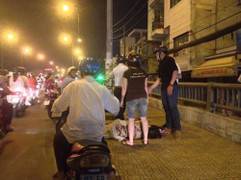 Nữ tài xế tông vào thành cầu rồi bất tỉnh