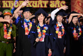 Tâm sự thủ khoa: 'Bằng đại học để làm gì?'