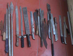 Gặp cảnh sát, 2 thanh niên vứt lại cả bao hung khí chạy trốn