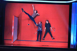 Hoài Linh 'nằm lăn' trên sân khấu