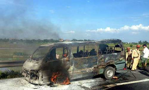 Xe 16 chỗ cháy rụi trên cao tốc Pháp Vân