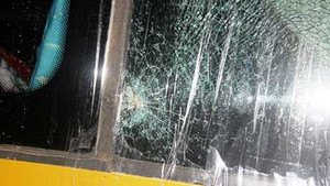 Xe khách bị ném đá tới tấp trong đêm, tài xế thương nặng