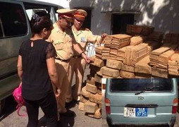 CSGT Hà Nội truy đuổi xe biển xanh, gắn còi ưu tiên chở gỗ lậu như phim