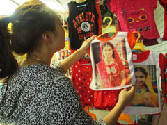 Quần áo, giày dép ăn theo phim ‘Cô dâu 8 tuổi’