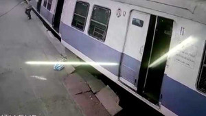 Clip: Kinh hoàng tàu hỏa trật bánh đứt đôi lao vào sân ga