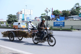 Người Hà Nội khổ sở dưới nắng nóng thiêu đốt