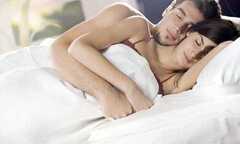 Tiết lộ tư thế ngủ của người chồng yêu vợ