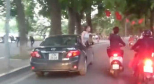 Chân dài nhoài người khỏi xế hộp gào rú khắp đường phố Hà Nội